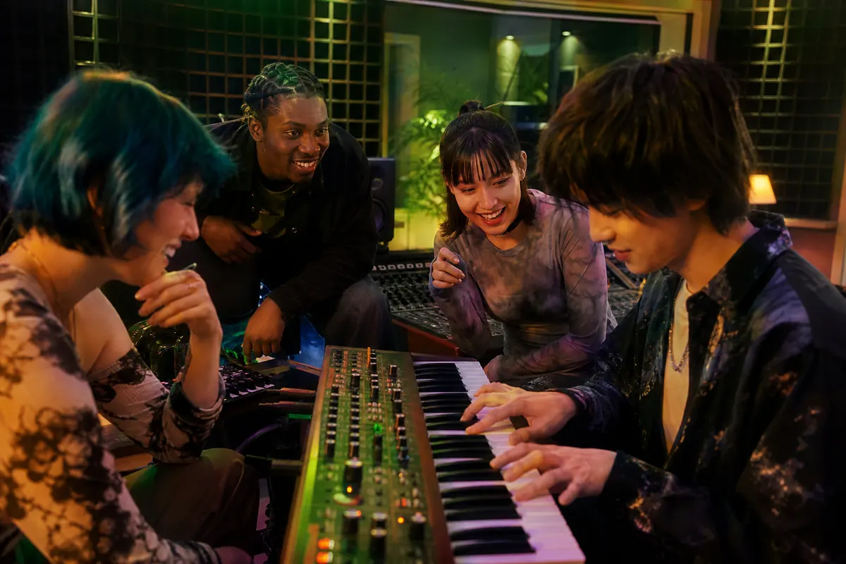 スタジオで楽曲制作を楽しむ作曲家チーム