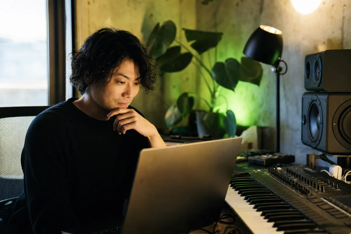 スタジオで新しい機会を確認する作曲家